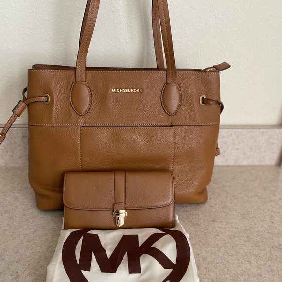 **SOLD **  MICHAEL KORS Tan Leather Tote w/ Wallet - Picture 2 of 16